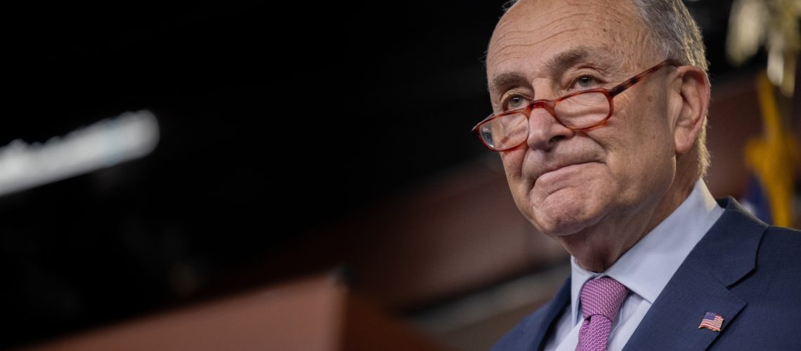 הסנאטור צ'אק שומר ישחרר ספר אזהרה מפני אנטישמיות בארצות הברית הודעה מהמנכ"ל והמוציאה לאור שלנו רייצ'ל פישמן פדרסן