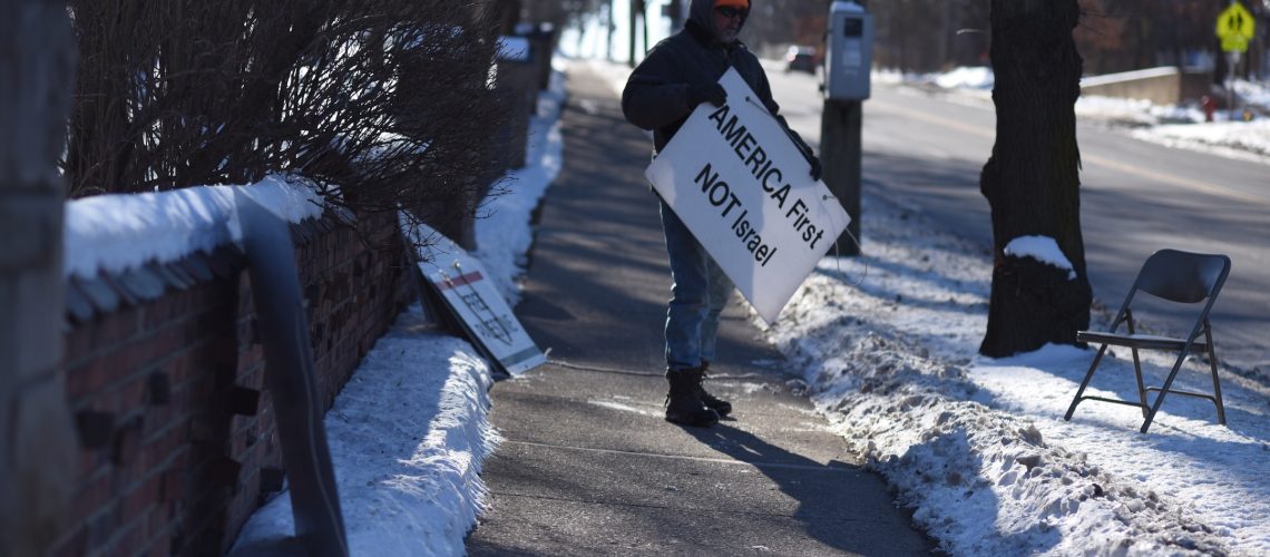 הפגנות בבית הכנסת זעזעו את ניו יורק ולוס אנג'לס. הקהילה הזו במישיגן התמודדה מולם כבר 22 שנה