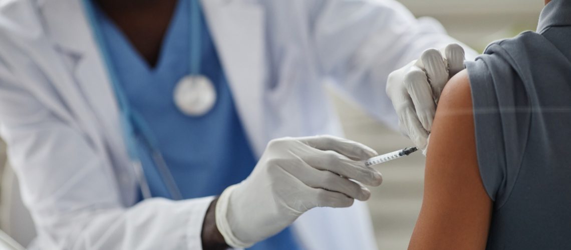 הצורך המכריע בחיסון מאיץ מתמשך ל-COVID-19 באוכלוסיות פגיעות