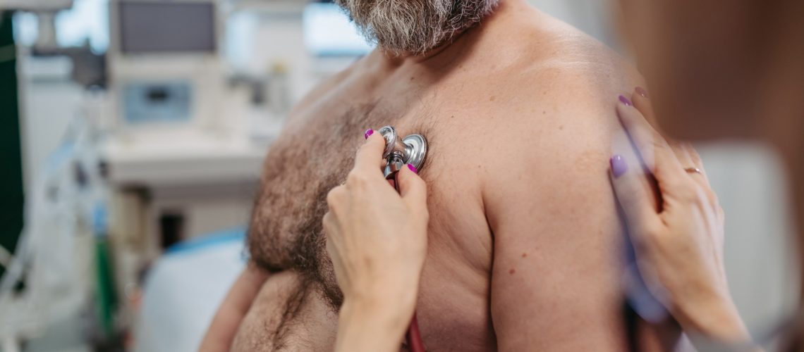 השמנת יתר בבגרות מוקדמת קשורה לתוצאות לב שליליות בשלב מאוחר יותר בחיים, מגלה מחקר