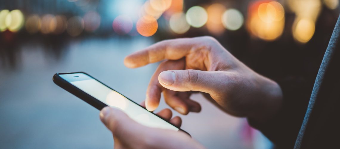 ​​​​​​​Study: The mediating role of loneliness in the relationship between smartphone addiction and subjective well-being. Image Credit: ImYanis/Shutterstock.com