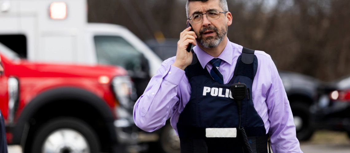 חשוד בתקיפה בבית הכנסת במישיגן מת לאחר שדרס מכונית למקדש, כך מסרה המשטרה