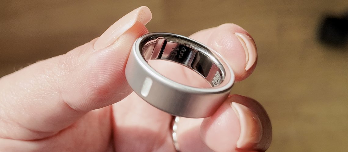 Oura Ring 4 between a person's fingers