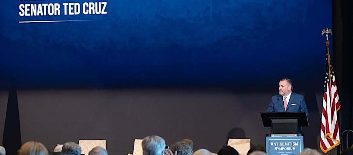 טד קרוז אומר שה-GOP לא 'מנצחת' במאבק באנטישמיות מצד דמויות כמו טאקר קרלסון