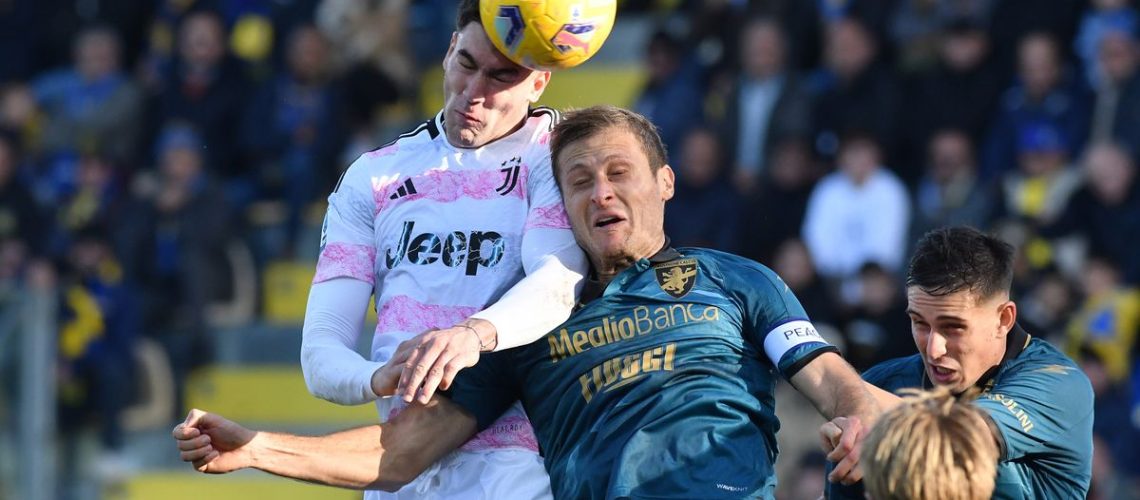 Dusan Vlahovic (R) wins a header ahead of the Juventus vs Frosinone live stream