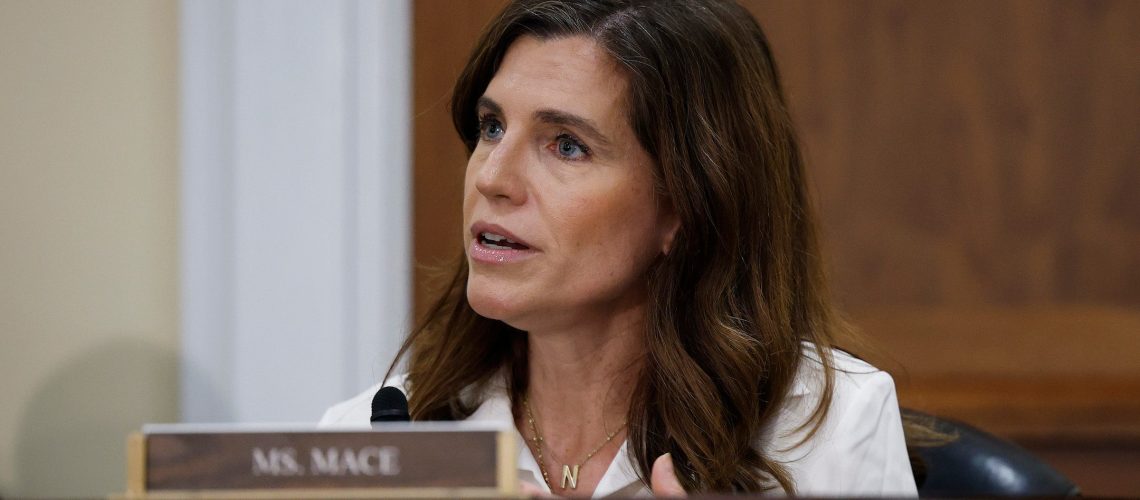 "יש לי מנתח טוב אם אי פעם תרצה לעשות את האף שלך", אמרה נציג GOP ננסי מייס ליהודי פרוגרסיבי