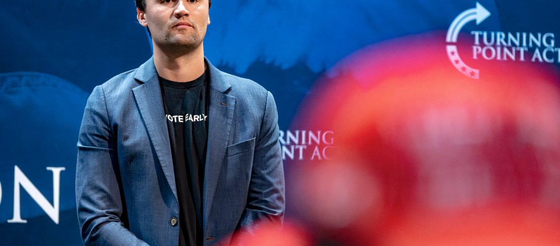 ישראל מאשימה במותו של צ'רלי קירק. הנה מה שתורת הקונספירציה אומרת על חלוקת הימין הקיצוני