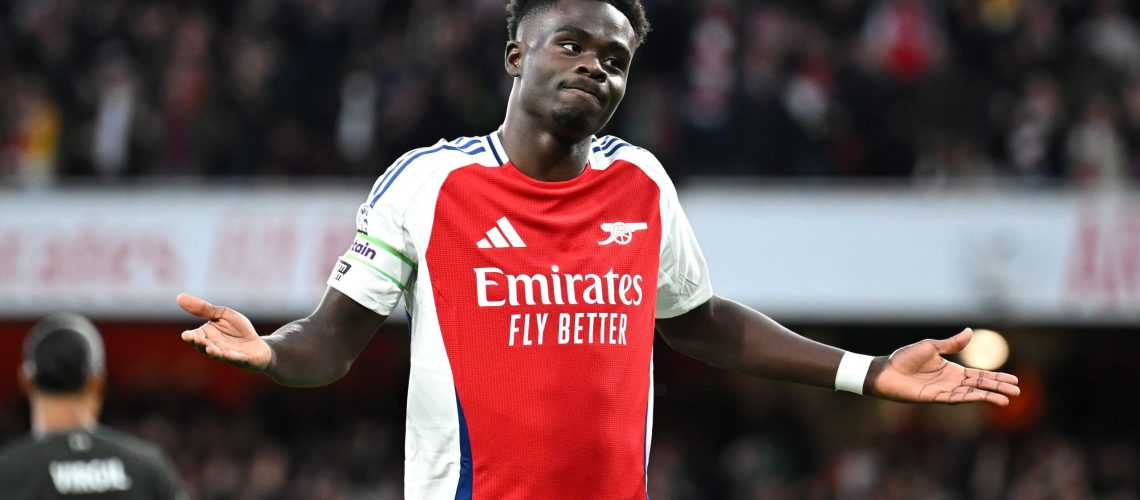 Bukayo Saka of Arsenal celebrates scoring his team's first goal during the Premier League match between Arsenal FC and Liverpool FC at Emirates Stadium on October 27, 2024 in London, England.