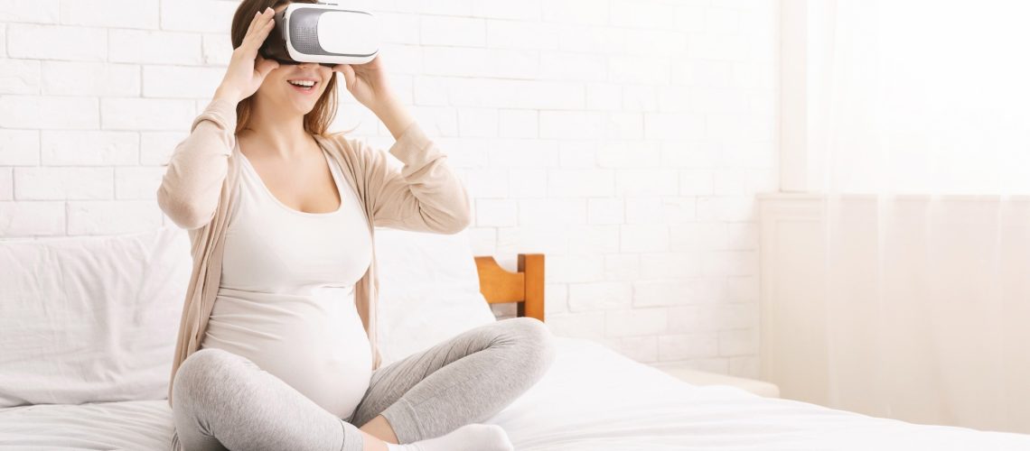 Study: ‘Giving birth on a beach’: Women’s experiences of using virtual reality in labor. Image Credit: Prostock-studio / Shutterstock.com