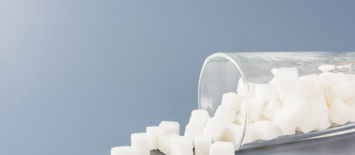 כיצד סוכרים מוספים ומזונות ממותקים משפיעים על הסיכון ל-7 מחלות לב וכלי דם