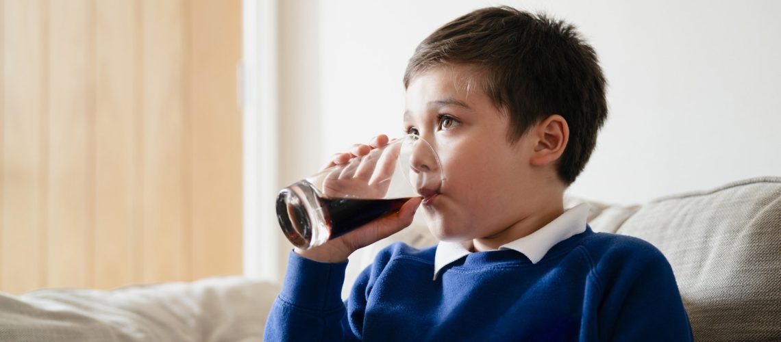 מגמות עולמיות בצריכת משקאות ממותקים בקרב ילדים ובני נוער