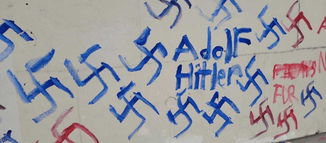 מגרש המשחקים בברוקלין הושחת עם צלבי קרס יומיים ברציפות