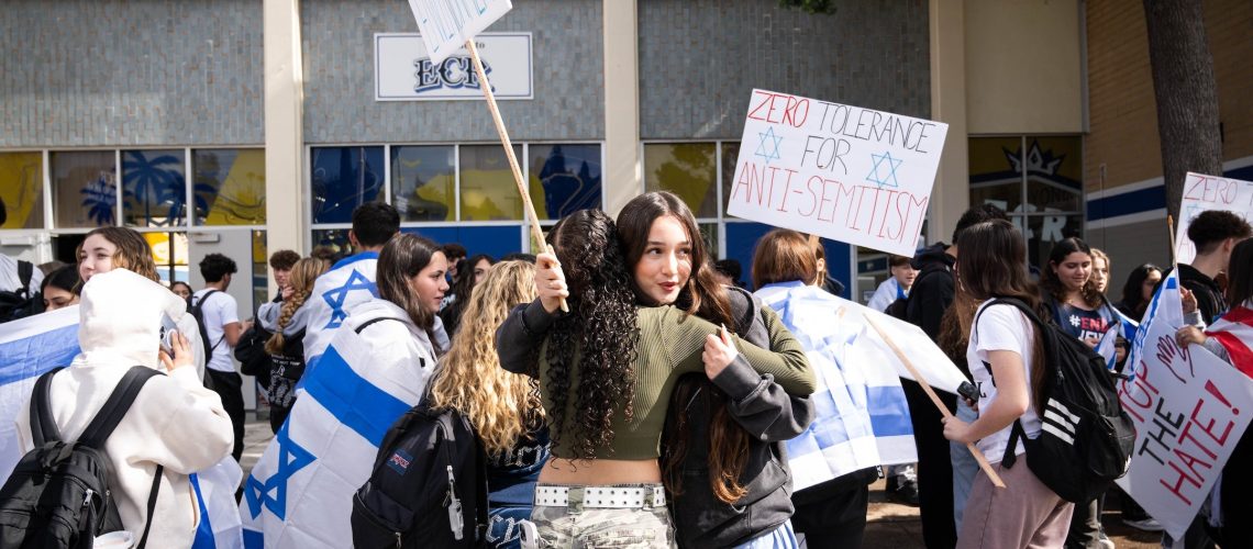 מדוע ישנם חוקים חדשים המעצבים כיצד בתי ספר מלמדים על הסכסוך הישראלי-פלסטיני