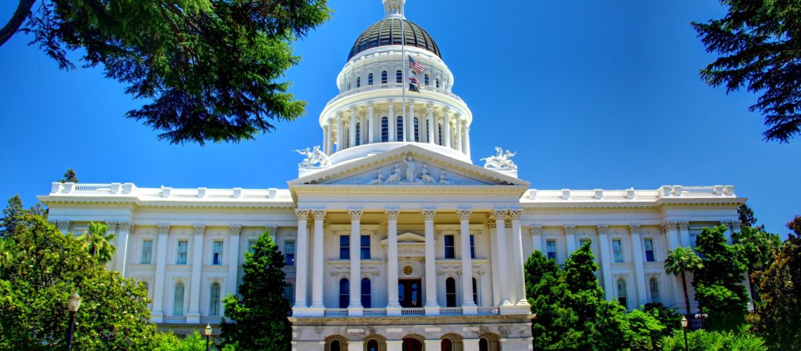 מחוקקים בקליפורניה מאשרים הצעת חוק צמצמה המכוונת לאנטישמיות בבתי ספר