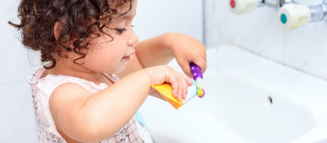 מחקר אומר שהורים עלולים להגזים במינון משחת שיניים פלואוריד לפעוטות, ולהסתכן בפלואוזיס שיניים