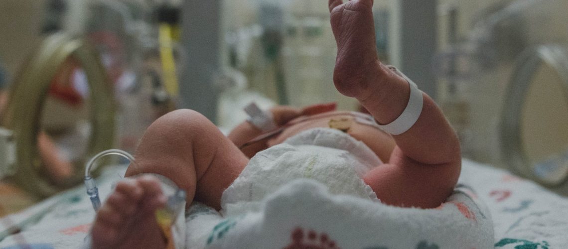 מחקר לא מצא קשר ישיר בין התרחקות חברתית מגיפה לבין תמותה של יילודים