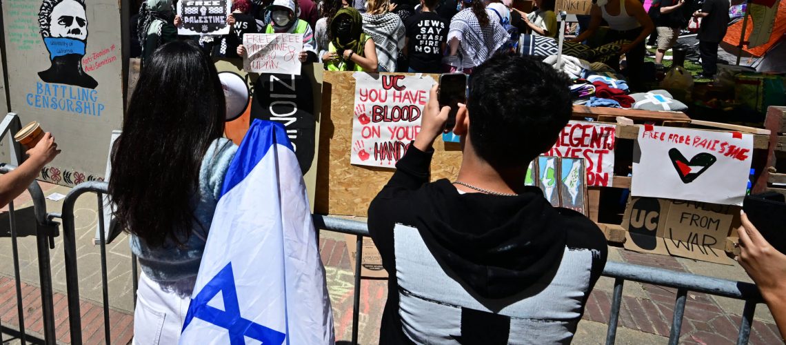 מכתבי דו-קרב מקבוצות יהודיות חולקים על שכיחות האנטישמיות ב-UCLA