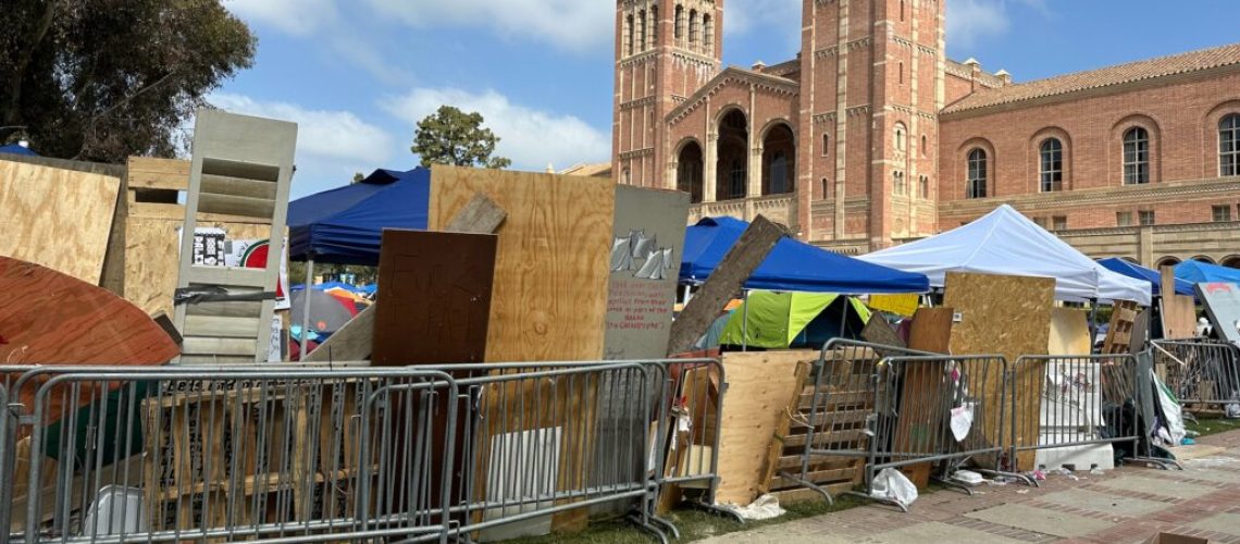 ממשל טראמפ תובע שוב את UCLA על אנטישמיות, בטענה ל"סביבה חינוכית עוינת" מדוע הפכתי לעורך הראשי של פורוורד