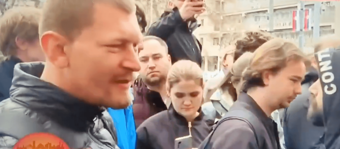 מנהיגים ישראלים וסרביים מגנים הצהרות אנטישמיות במחאת בלגרד. זהו רגע של אי ודאות גדולה. הנה מה שאתה יכול לעשות בנידון.