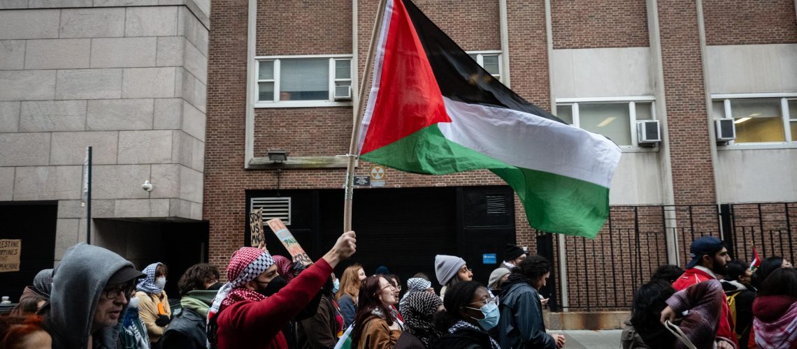 מפגינים פרו-פלסטינים כופים את סגירתו של המוזיאון לאמנות מודרנית