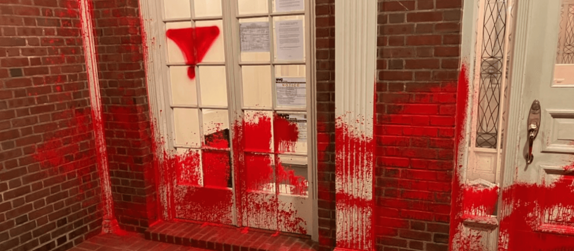 "מתועב": בכירים בניו יורק מצרים על התקפות "אנטישמיות" על בתיהם של מנהיגי מוזיאון ברוקלין היהודים