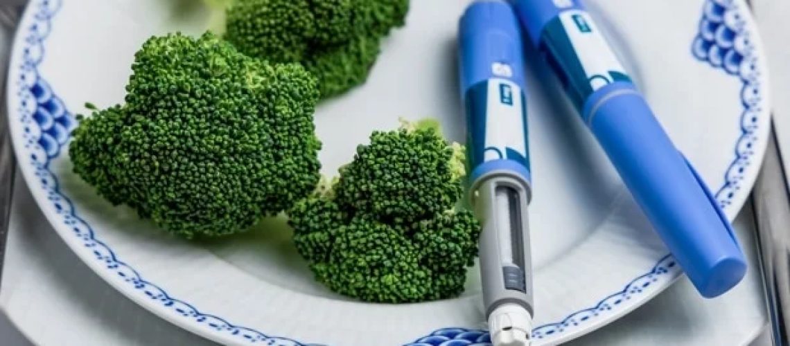 ניתוח גסטרו אנדוסקופי בשרוול אנדוסקופי מתגבר על סמגלוטייד פומי בירידה במשקל לטווח קצר