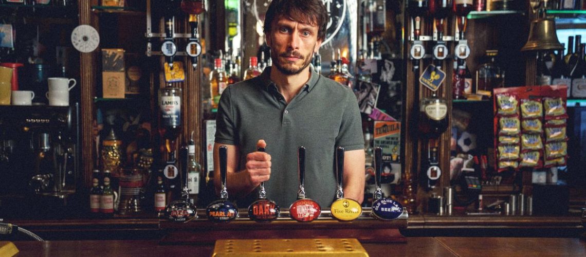 Donny (Richard Gadd) behind the counter in a pub in Netflix
