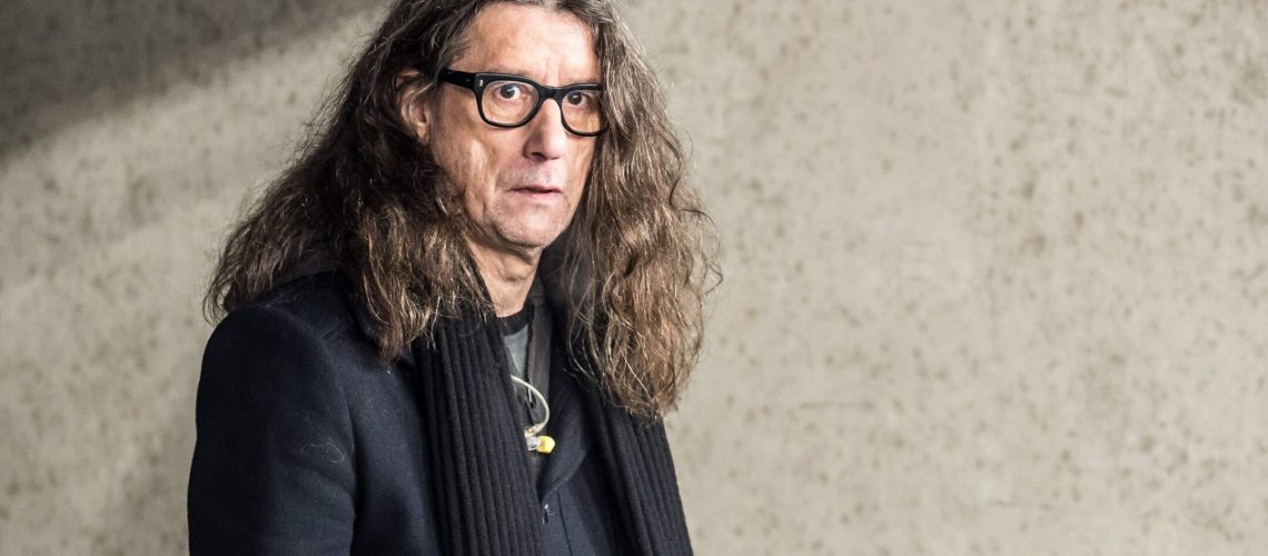 סופר בלגי פופולרי כתב שהוא רצה 'לטרוף סכין חדה' דרך כל יהודי שהוא פוגש.  הוא אומר שזו הייתה סאטירה.  הודעה מהמנכ"ל והמו"ל שלנו רחל פישמן פדרסן