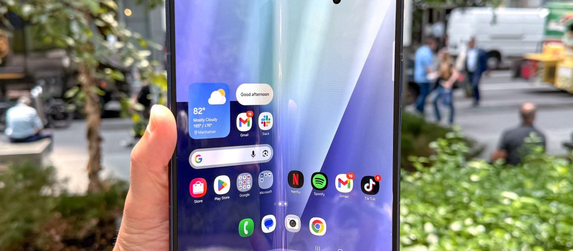 סמסונג ומוטורולה פשוט העלו מחירים של טלפונים ישנים - וזה סיכוי מפחיד