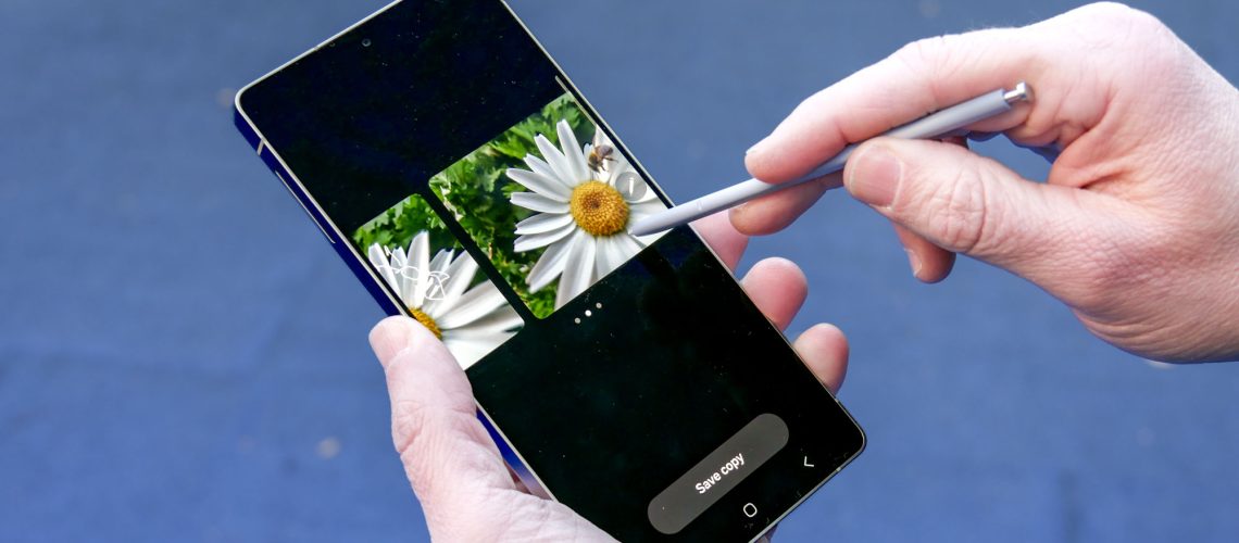 Using the stylus on a Galaxy S25 Ultra