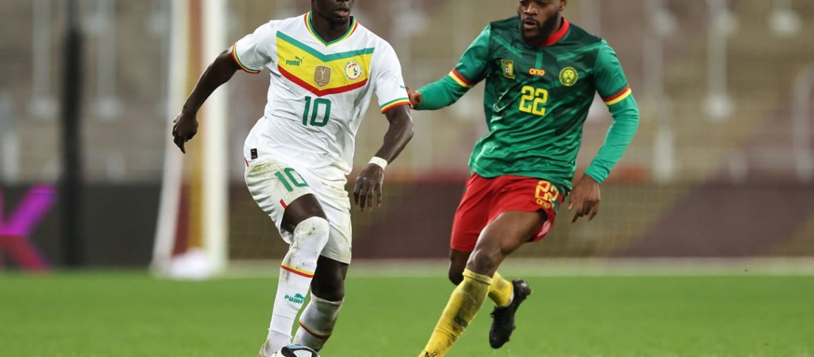 Olivier Ntcham (R) tracks Sadio Mane (L) ahead of the Senegal vs Cameroon live stream