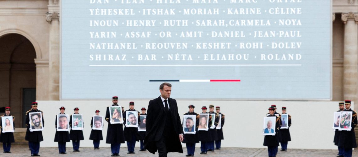 עמנואל מקרון מנחה את טקס הוקרה ל-42 קורבנות צרפתים מהתקפת ישראל ב-7 באוקטובר