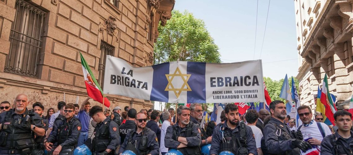 פעילים פרו-פלסטינים מאלצים את הקבוצה היהודית במילאנו לצאת מהמצעד לציון סוף מלחמת העולם השנייה באיטליה זה יום ההולדת שלנו ואנחנו עדיין חוגגים!