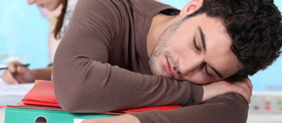 פעימות מוח המניעות תפקוד גלימפטי נבדלות זה מזה בחולי נרקולפסיה ובאנשים בריאים