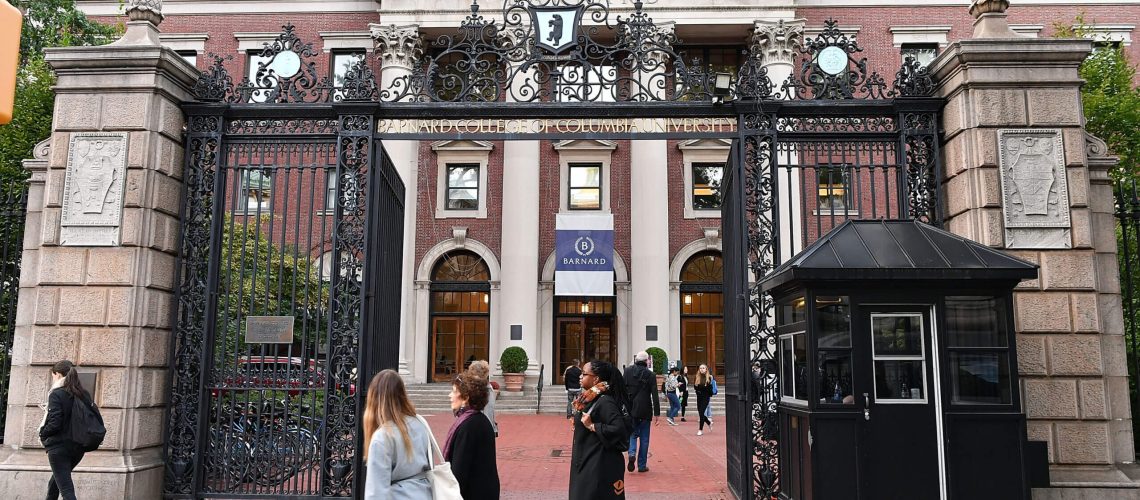 צוות קולומביה מקבל טקסטים ושואלים אם הם יהודים, שכן הממשלה צוד הטרדה אנטישמית בקמפוס הפורוורד הוא חופשי לקרוא, אך זה לא חופשי לייצר