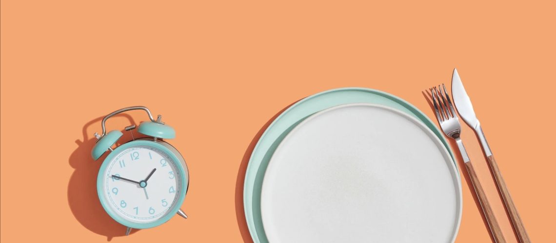 צום לסירוגין מקצה קיצוץ קלוריות יומי עבור לחץ דם והערכות סיכון קרדיווסקולרי לטווח ארוך