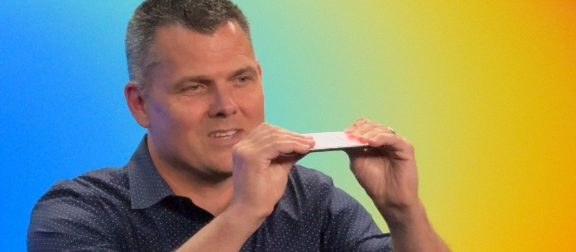Mark Spoonauer tries to bend iPhone Air