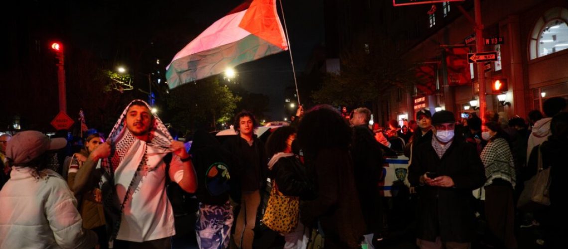 קולומביה מסירה 3 דיקנים בשל חילופי טקסטים בלעג לחששות של אנטישמיות בקמפוס