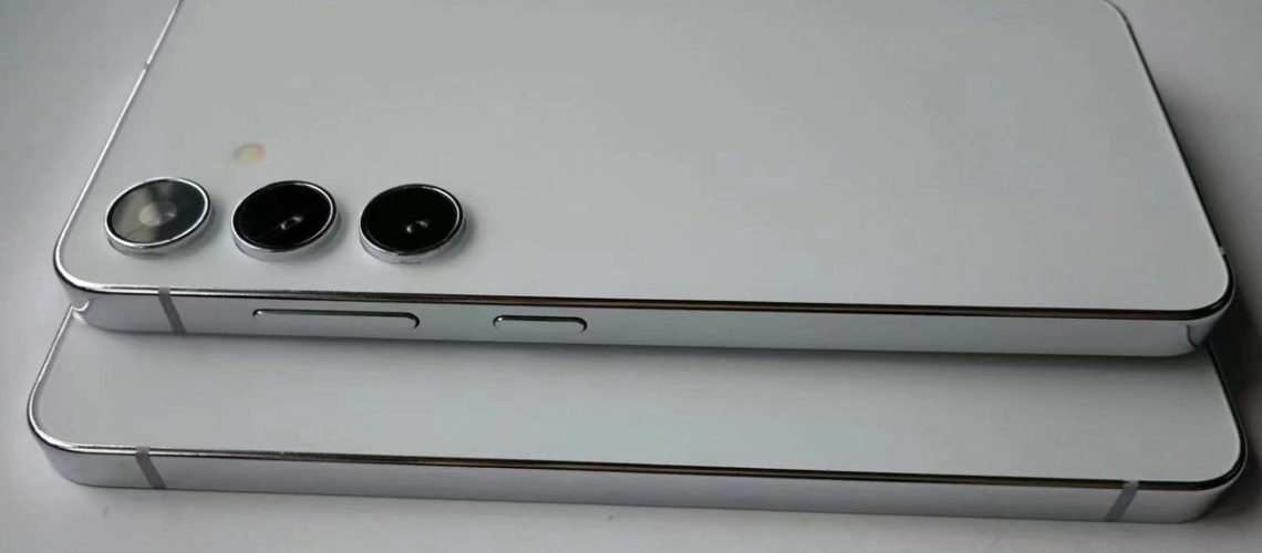 Alleged dummy models of the Galaxy S24 and Galaxy S24 Plus