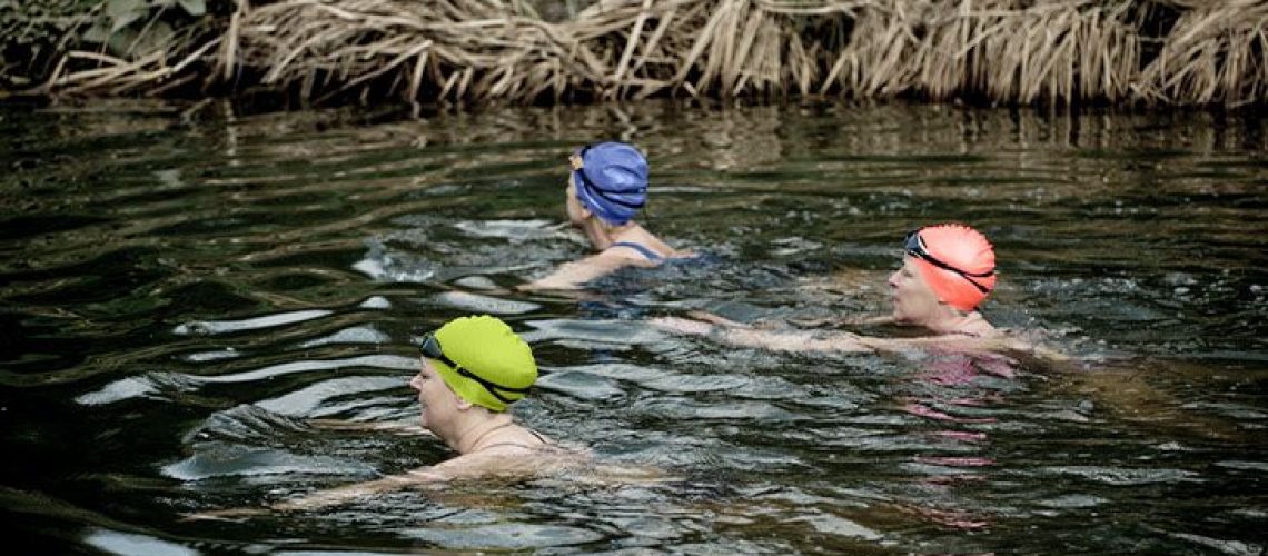 שחייה במים קרים עשויה לסייע בהפחתת תסמיני גיל המעבר
