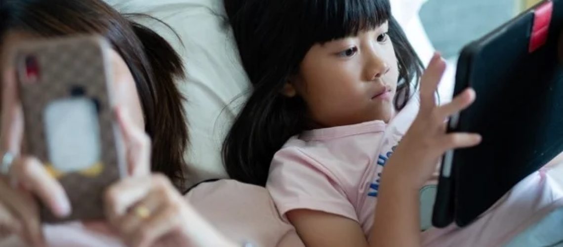 שימוש מוגזם במדיה חברתית קשור לבדידות בקרב סטודנטים בארה"ב